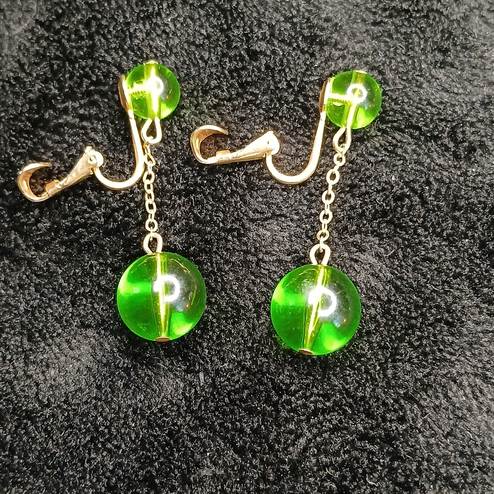 5$ Vtg Green Glass and Gold Drop Clip-On Earrings - Picture 4 of 7